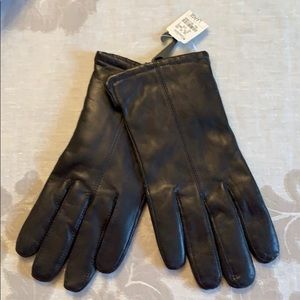 Neiman Marcus men’s leather gloves.